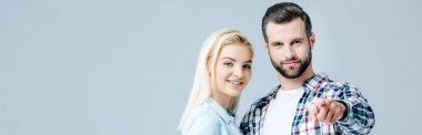 gri izole güzel genç kadın yakın parmak ile işaret adam panoramik çekim