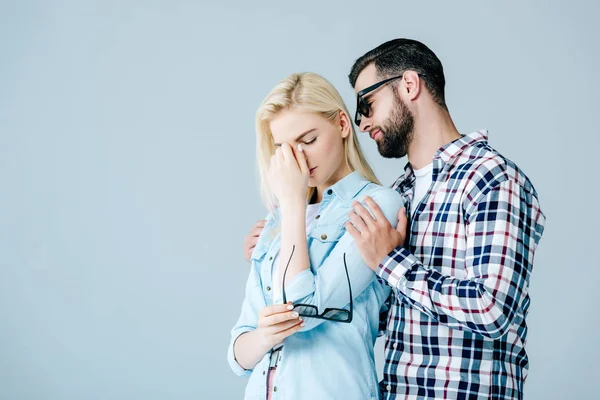 Hombre Gafas Consuelo Triste Chica Aislado Gris Con Espacio Para — Foto de Stock