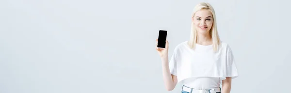 Tiro Panorâmico Menina Loira Bonita Mostrando Smartphone Com Tela Branco — Fotografia de Stock