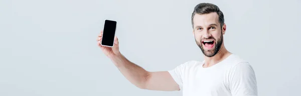 Tiro Panorâmico Homem Alegre Mostrando Smartphone Com Tela Branco Isolado — Fotografia de Stock