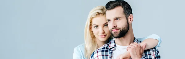 Plano Panorámico Hermosa Pareja Joven Abrazo Aislado Gris — Foto de Stock