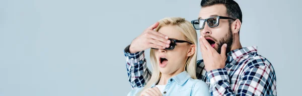 Tiro Panorâmico Homem Chocado Cobrindo Olhos Menina Óculos Enquanto Assiste — Fotografia de Stock