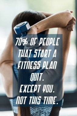 bir fitness planı başlatmak insanların yüzde 70'ine yakın dumbbell ile çalışan sporcu nun geri görünümü çıkın, sen hariç, bu kez mektuplar 