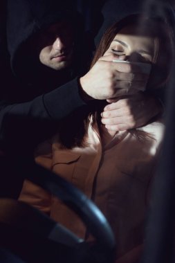 hırsız gece arabada güzel korkmuş kadın saldıran