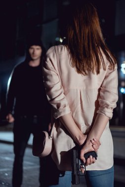 gece hırsız yakın arkasındaki kadın gizleme silah arka görünümü