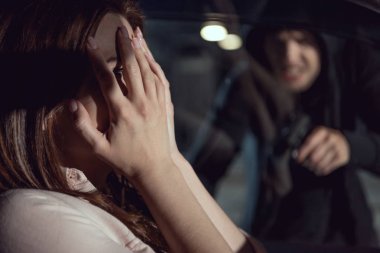 gece arabada oturan kadın hırsız işaret tabancası
