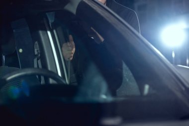 Levye ile hırsız izinsiz araba görünümü kırpılmış