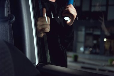 el feneri ve levye ile hırsız davetsiz araba kısmi görünümü