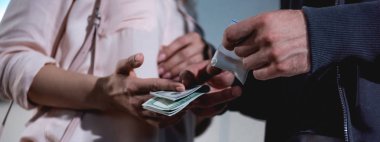 haydut uyuşturucu satın dolar banknotlar ile kadın panoramik çekim 