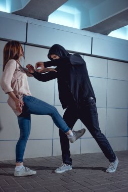 kadın alt geçit siyah hoodie hırsız saldıran kendini savunmak