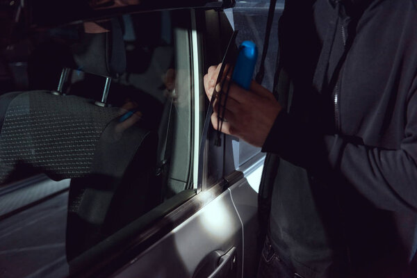 Вор вторгся в машину с ломом и фонариком
