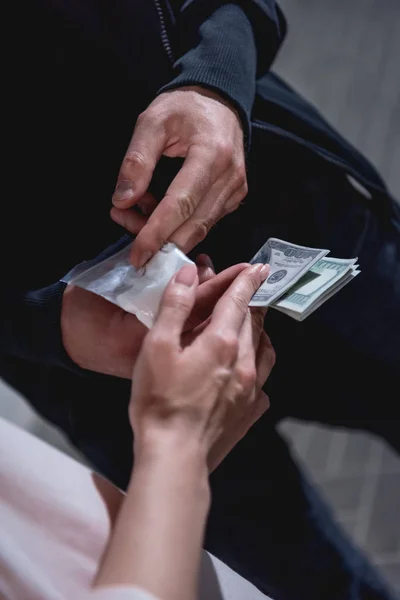 Μερική Θέα Της Γυναίκας Χαρτονομίσματα Δολαρίων Αγοράζοντας Ναρκωτικά Από Κακοποιό — Φωτογραφία Αρχείου