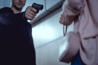 soyguncu görünümü kadın hırsız işaret silahı