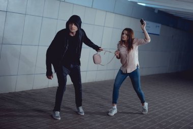 hırsız çanta kadın alt geçit çalmak
