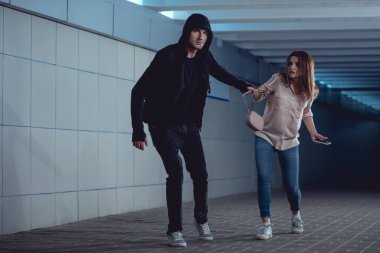 hırsız çanta kadın alt geçit çalmak