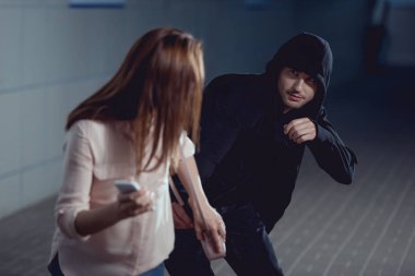 hırsız içinde hoodie çalmak çanta itibaren kadın içinde alt geçit