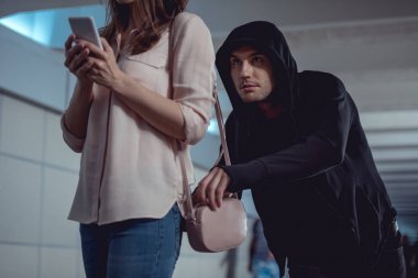 hırsız akıllı telefon kullanarak kadın çanta para çalmak