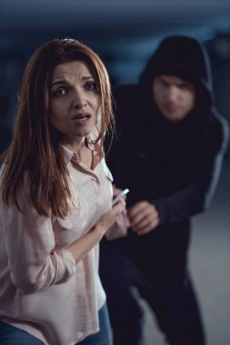 hoodie hırsız alt geçit korkmuş kadın çanta çalmak