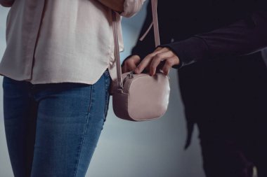 Hırsızın kırpılmış görünümü kadın çantadan para çalıyor