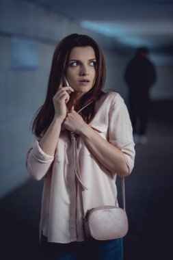 alt geçit hırsız yakın Smartphone konuşurken vurguladı kadının seçici odak