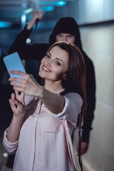 Dief Met Mes Aanvallende Lachende Vrouw Nemen Selfie Smartphone — Stockfoto