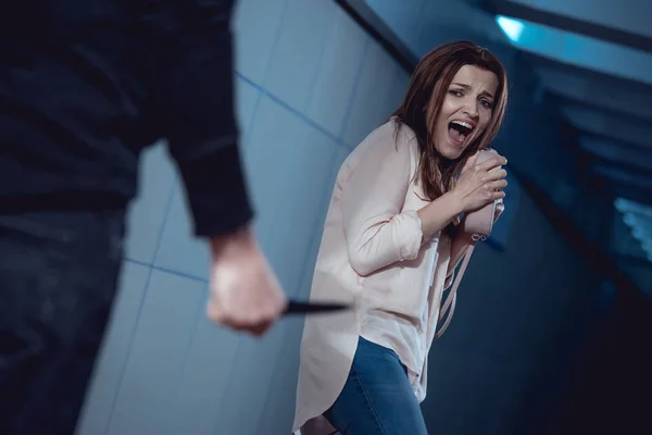 Złodziej Nożem Stoi Pobliżu Krzyczeć Kobietę Tunel — Zdjęcie stockowe