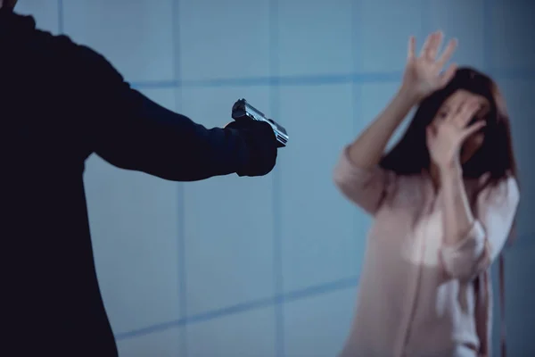 Грабіжник Вказує Пістолет Жінку Покриває Обличчя Руками — стокове фото