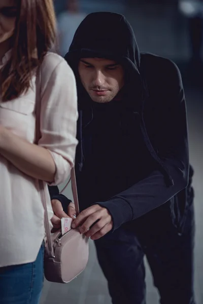 Dief Hoodie Stelen Geld Van Zak Vrouw — Stockfoto