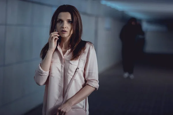 Selective Focus Woman Talking Smartphone Thief Underpass — Stock Photo, Image