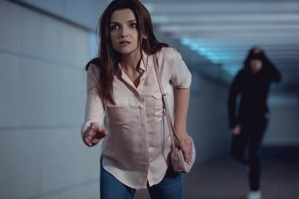 Mooie Vrouw Loopt Van Dief Underpass — Stockfoto