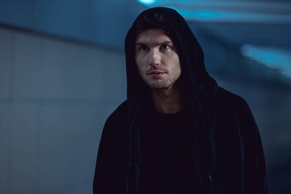 Красивый вор в черной толстовке в подземке
