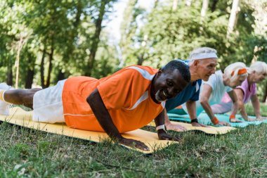fitness paspaslar üzerinde emekli emekliler yakın egzersiz mutlu afrikalı amerikalı adam seçici odak 