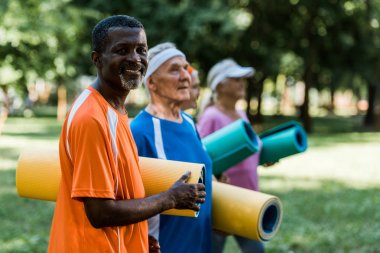 fitness paspaslar tutan emekliler yakın pozitif emekli afrikalı-amerikalı adam seçici odak 