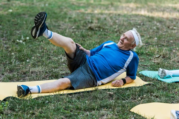 Senior Man Met Grijze Haren Training Fintess Mat Park — Stockfoto