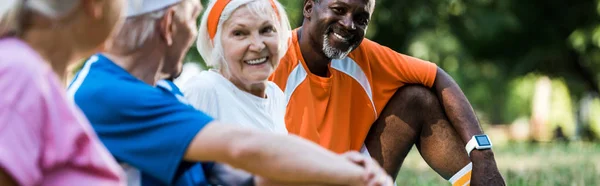 Panoramische Foto Van Vrolijke Multiculturele Mannen Vrouwen Sportkleding — Stockfoto