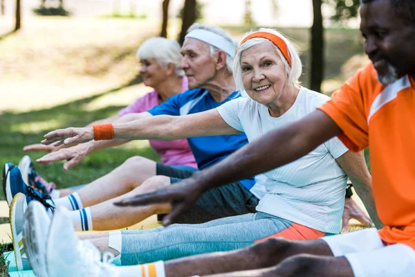 Selective Focus Multicultural Retired Women Men Sportswear Exercising Fitness Mats — Stock Photo, Image