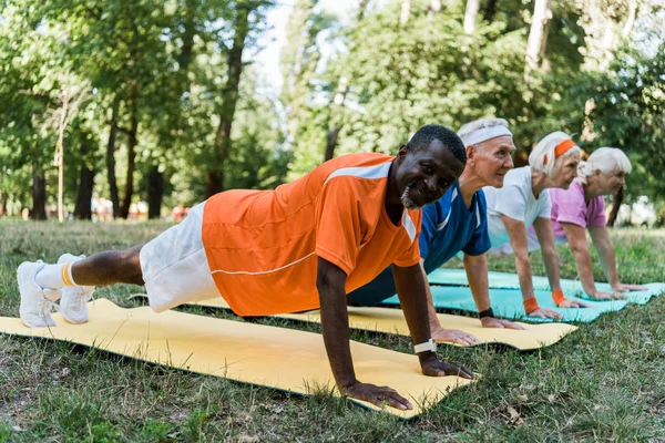 Szelektív Középpontjában Afro Amerikai Ember Gyakorolja Nyugdíjas Nyugdíjas Fitness Szőnyeg — Stock Fotó