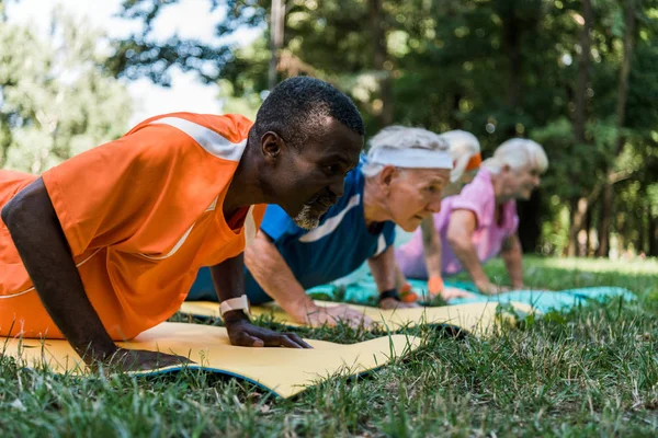 Szelektív Középpontjában Afro Amerikai Férfi Csinál Push Nyugdíjas Nyugdíjasok Fitness — Stock Fotó