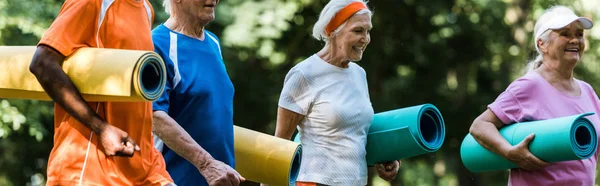 Tiro Panorâmico Aposentados Felizes Pensionistas Multiétnicos Segurando Tapetes Fitness — Fotografia de Stock
