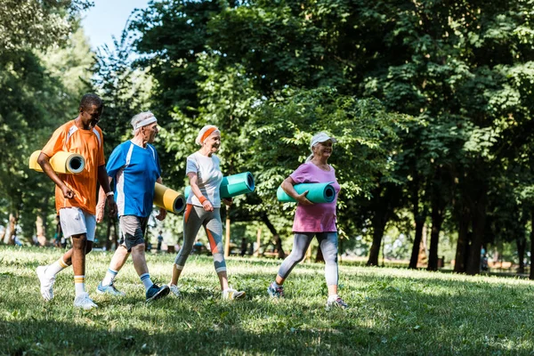 Glückliche Rentner Und Multikulturelle Rentner Mit Fitnessmatten Und Spaziergängen Park — Stockfoto