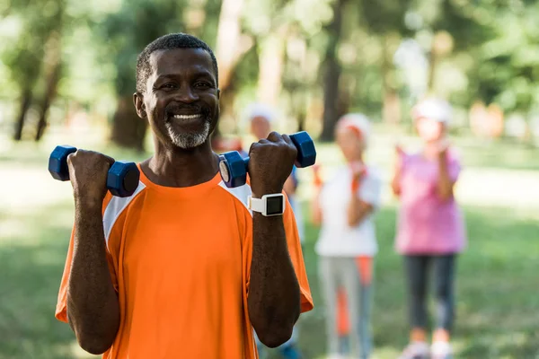 Enfoque Selectivo Del Hombre Afroamericano Feliz Pie Con Pesas Cerca —  Fotos de Stock