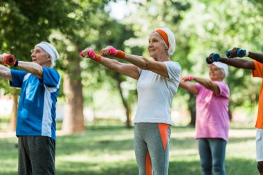 parkta dumbbells ile egzersiz kıdemli emeklilerin seçici odak 