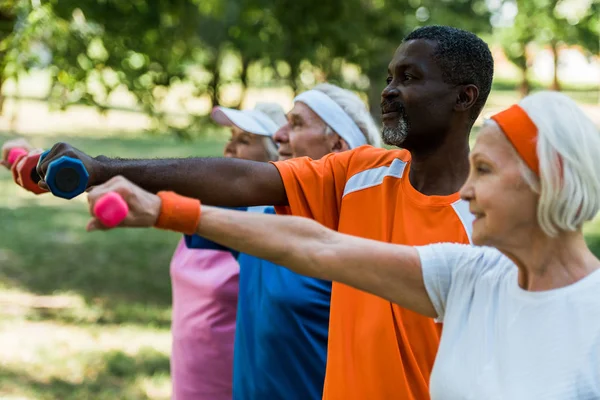 Selectieve Focus Van Afro Amerikaanse Man Die Met Dumbbells Traint — Stockfoto