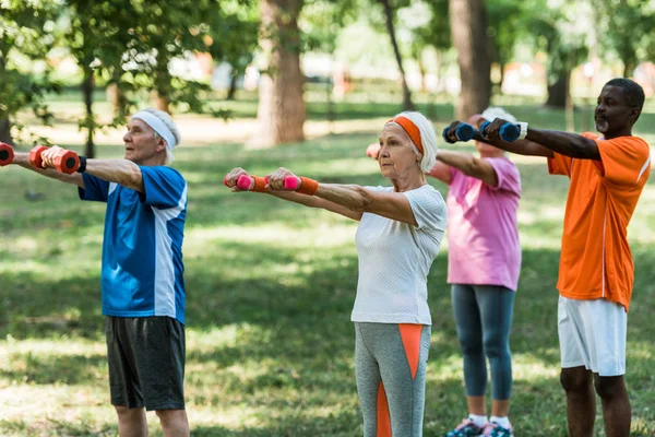 Foco Seletivo Aposentados Treinamento Sportswear Com Halteres Parque — Fotografia de Stock