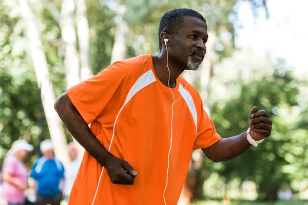 Enfoque Selectivo Del Hombre Afroamericano Senior Corriendo Escuchando Música Auriculares — Foto de Stock