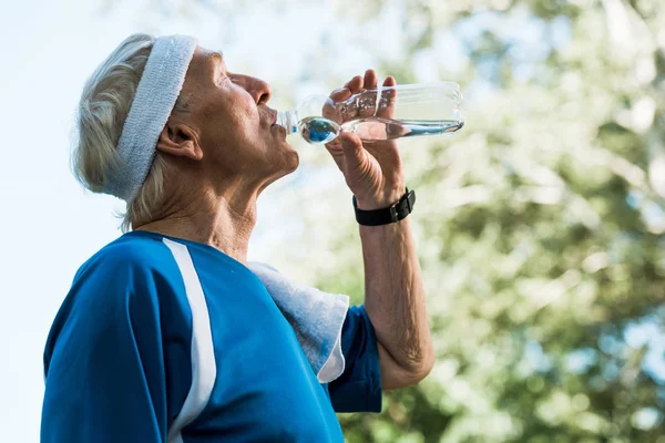 Tiefansicht Eines Rentners Der Wasser Aus Der Flasche Trinkt — Stockfoto