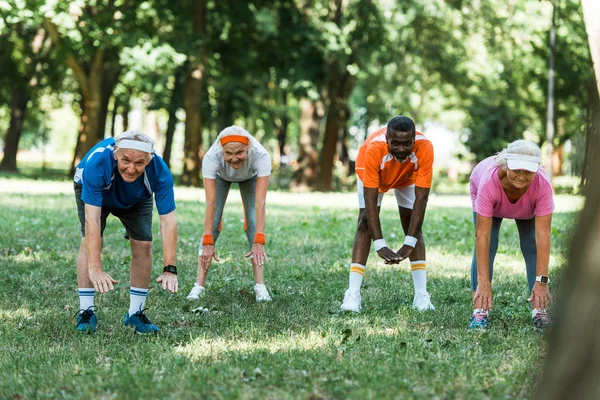 Selectieve Focus Van Gelukkige Multiculturele Gepensioneerden Die Stretching Oefeningen Doen — Stockfoto