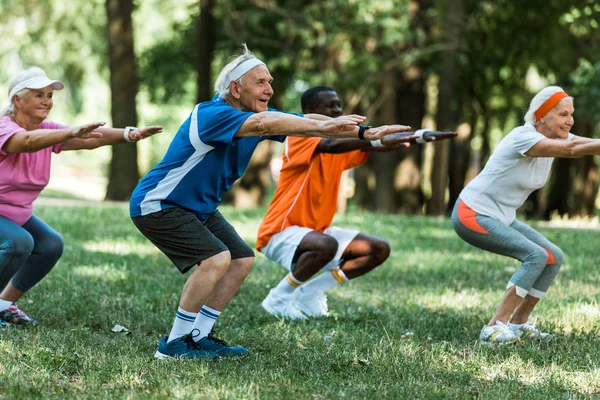 Selective Focus Multicultural Senior Mean Women Doing Sit Ups Grass — Stock Photo, Image