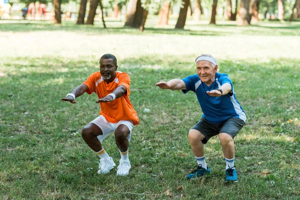 Happy Retired Multicultural Med Doing Sit Ups Grass — Stock Photo, Image