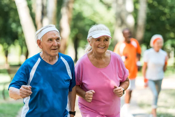 Concentrazione Selettiva Coppia Felice Pensionato Esercizio Fuori — Foto Stock